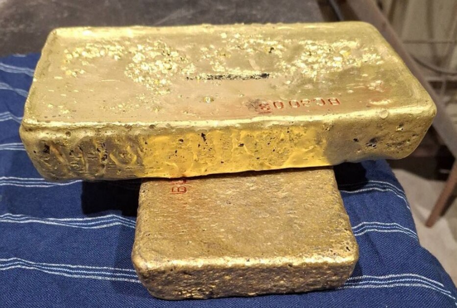 Lingotes de oro apilados uno encima del otro.  