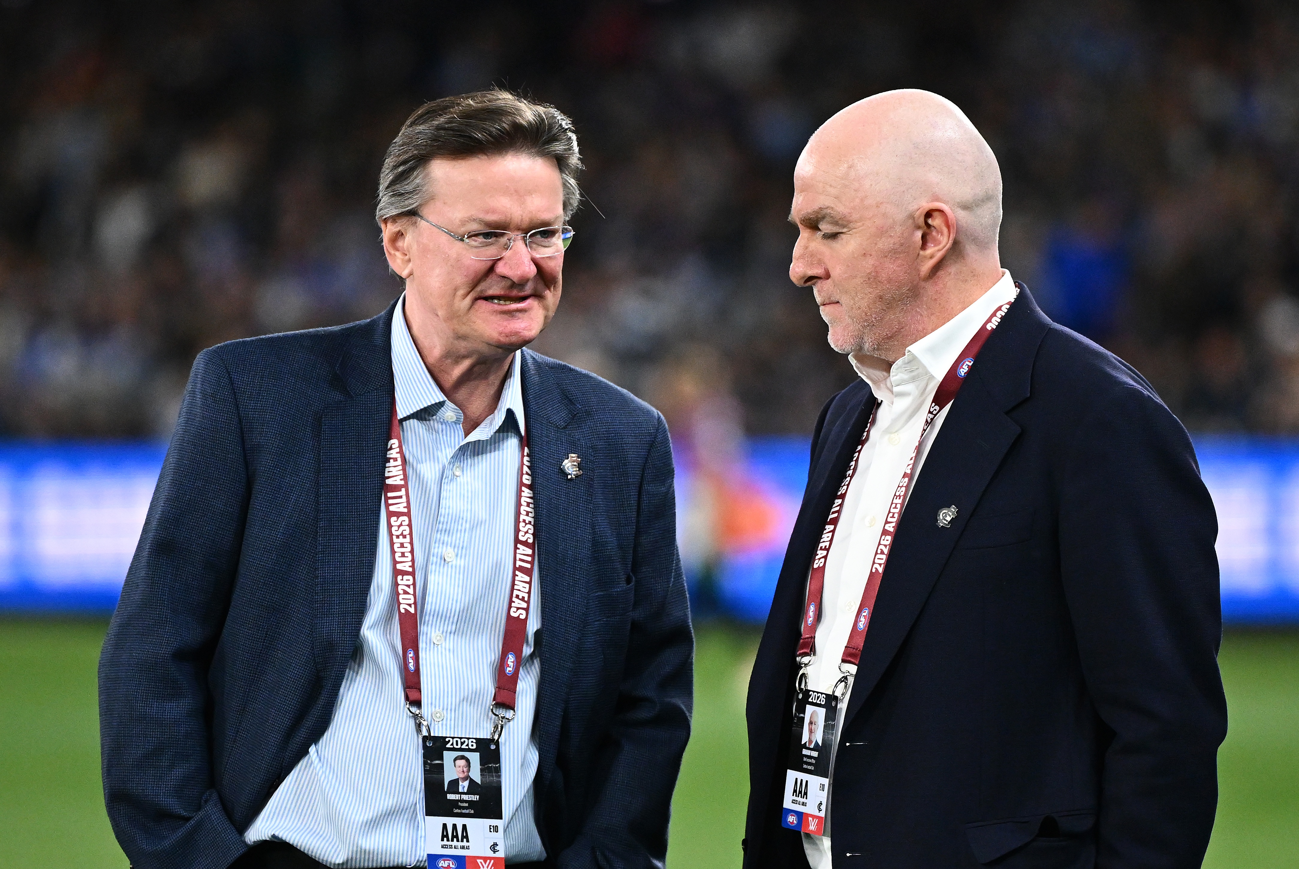 Robert Priestley (à esquerda), o presidente do Carlton Football Club, fala com o CEO do clube, Graham Wright (à direita), em campo.