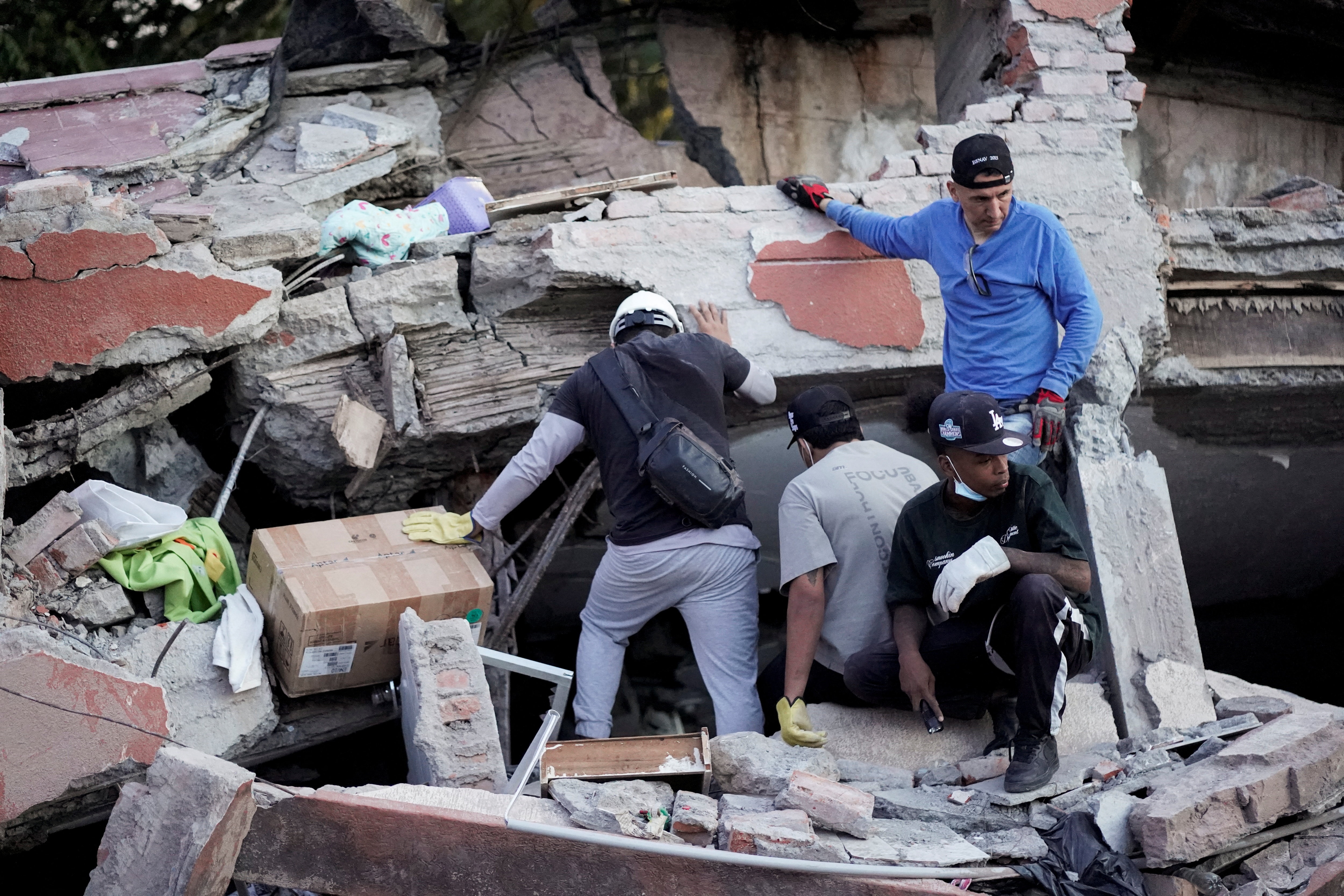 Desperate search for Colombia earthquake survivors