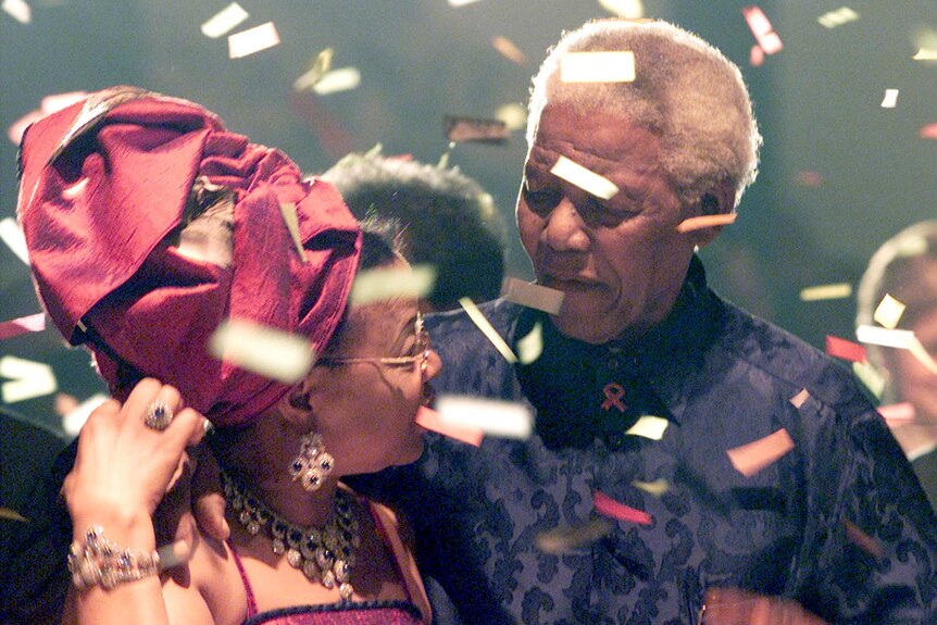 Nelson Mandela and wife Graca Machel celebrate underneath a shower of confetti