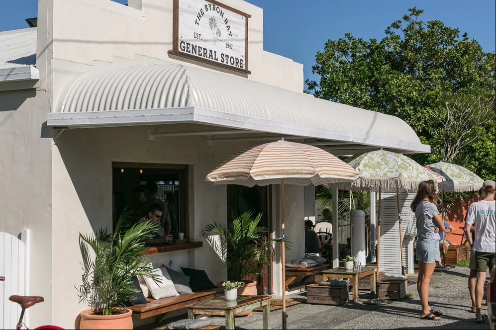 Personas afuera de la tienda general de Byron Bay