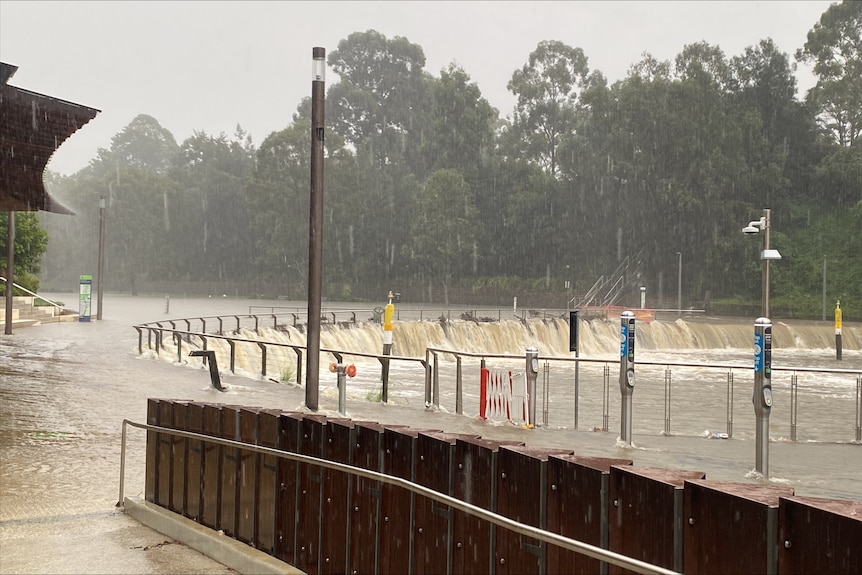 Un desbordamiento del río Parramatta durante un importante evento de lluvia que azotó Nueva Gales del Sur el viernes 050424