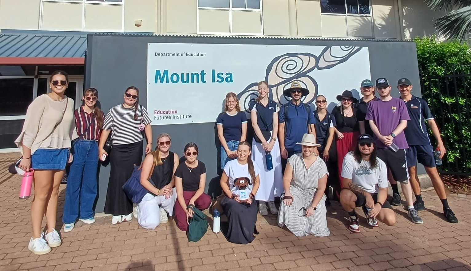 Los estudiantes se paran frente al recinto educativo de Mount Isa. 