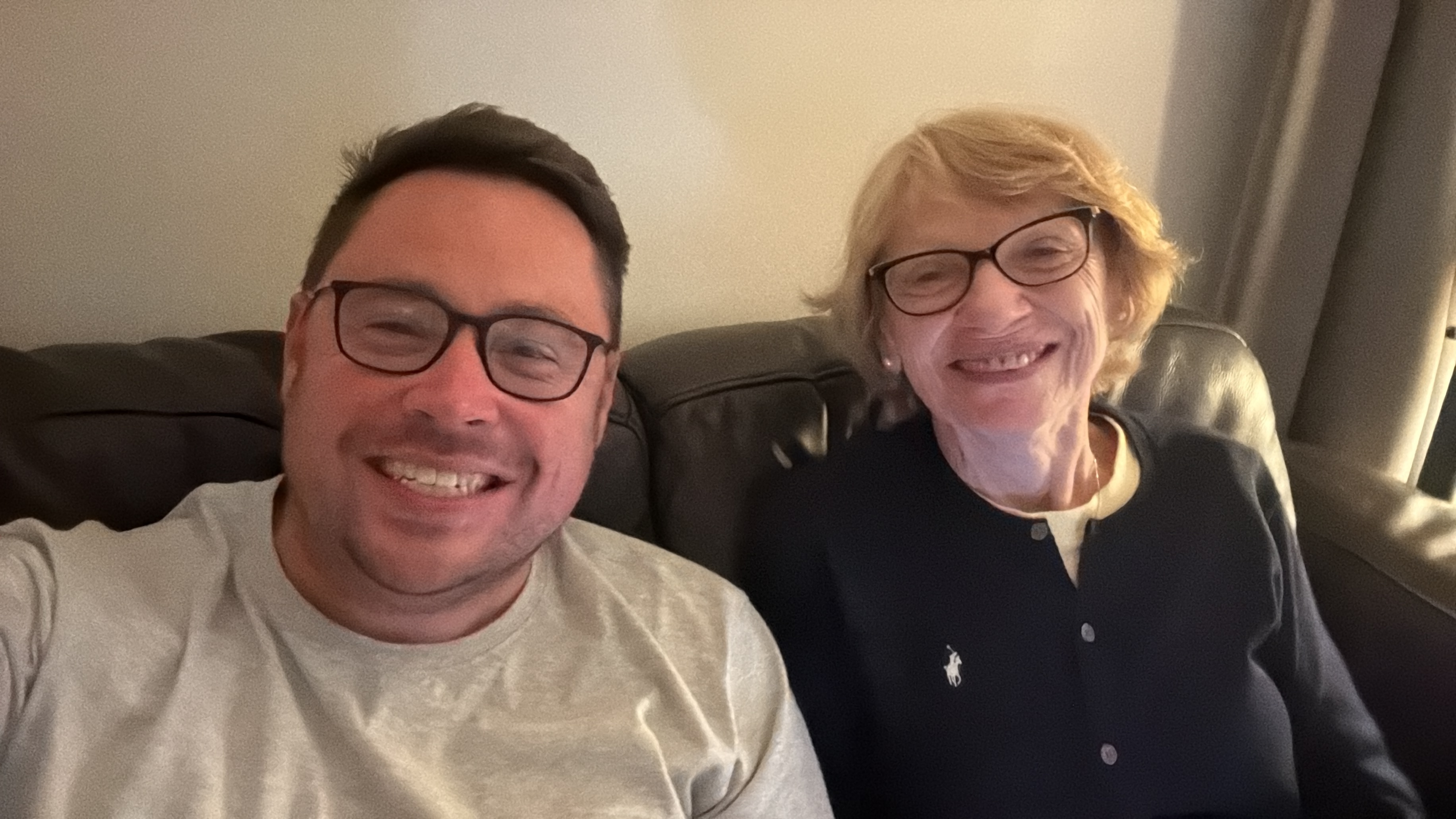 Una mujer y un hombre se sientan uno al lado del otro en el sofá.