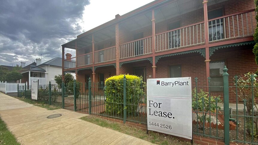 two terrace houses in Bendigo with For Lease signs out the front