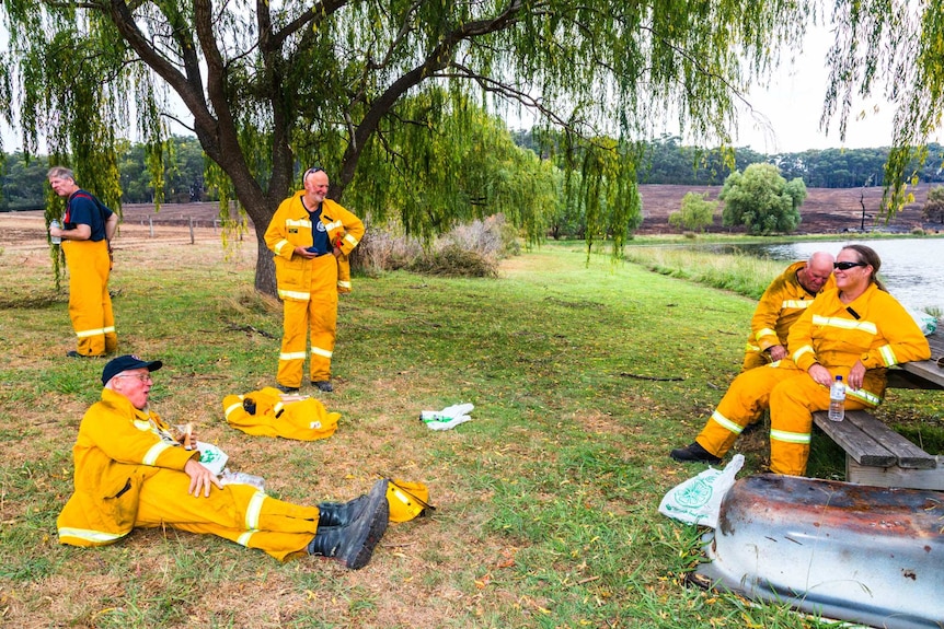 CFA crews eating lunch while the truck refills from the dam.