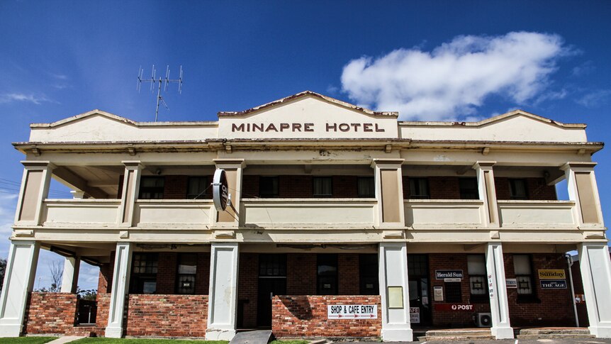 Exterior of the Minapre Hotel at Lascelles, two storeys, red brick and cream render.