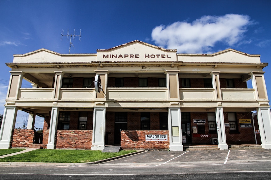 Exterior of the Minapre Hotel at Lascelles, two storeys, red brick and cream render.