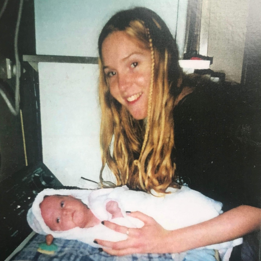 Жена стои с новородено бебе