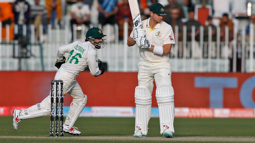 Les frappeurs australiens ratent des occasions lors de la quatrième journée alors que Rawalpindi Test contre le Pakistan serpente vers un match nul