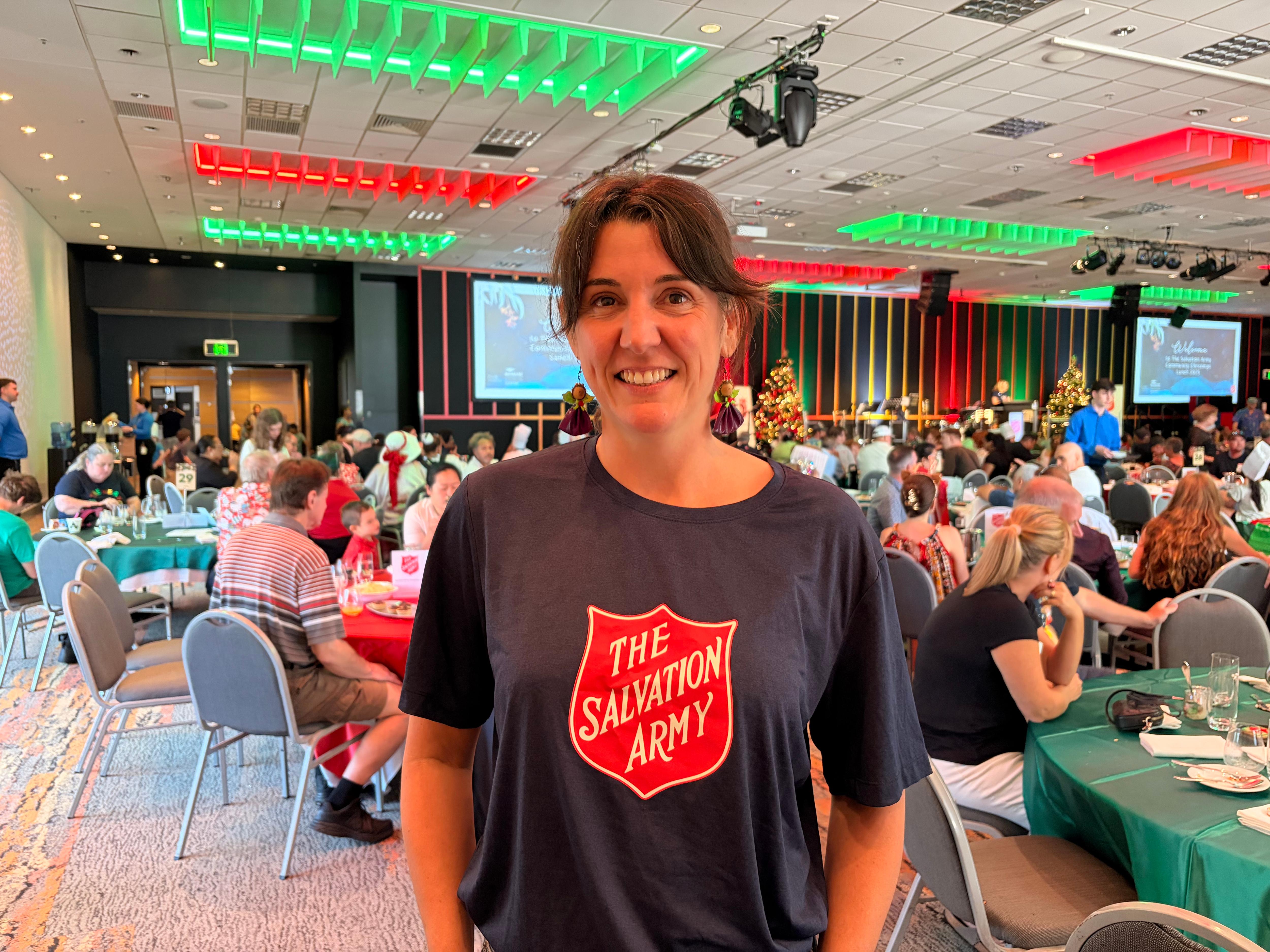 Una mujer con una camiseta del Ejército de Salvación.