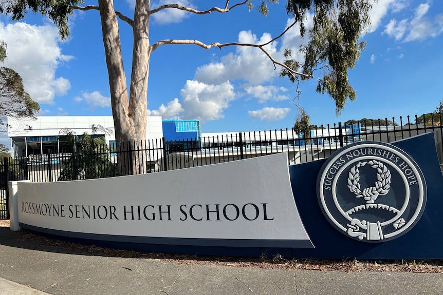 A sign in front of a fence that says 'Rossmoyne Senior High School'.