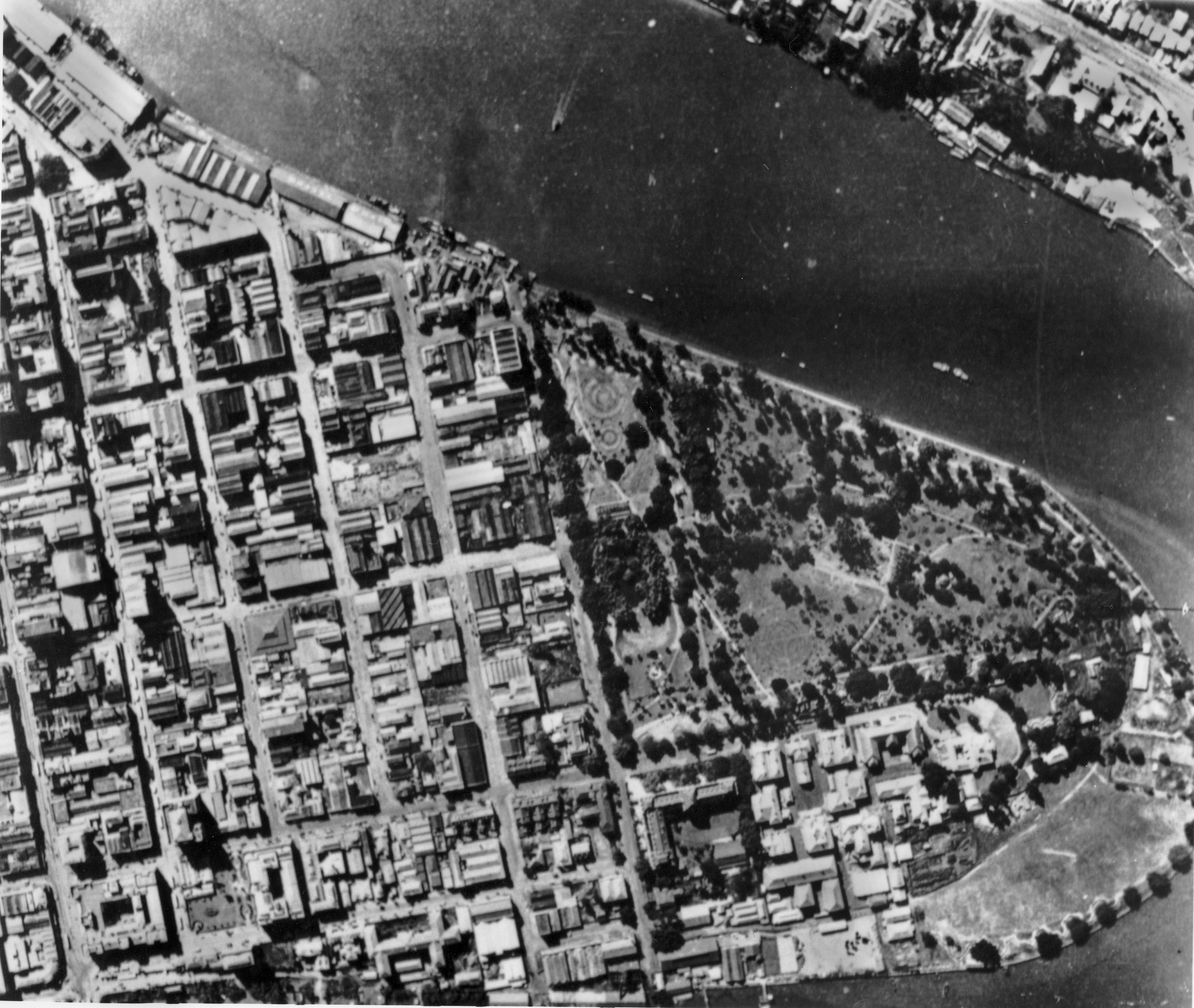Black and white aerial photo of the Brisbane CBD in 1942.