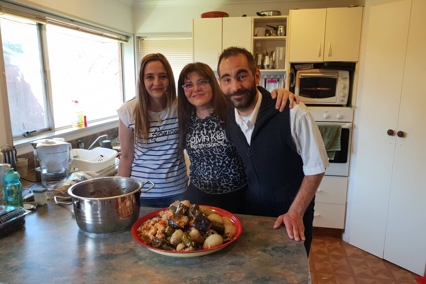 Aya、Hussein 和他们的母亲 Jana Ezzat 在他们的厨房里 