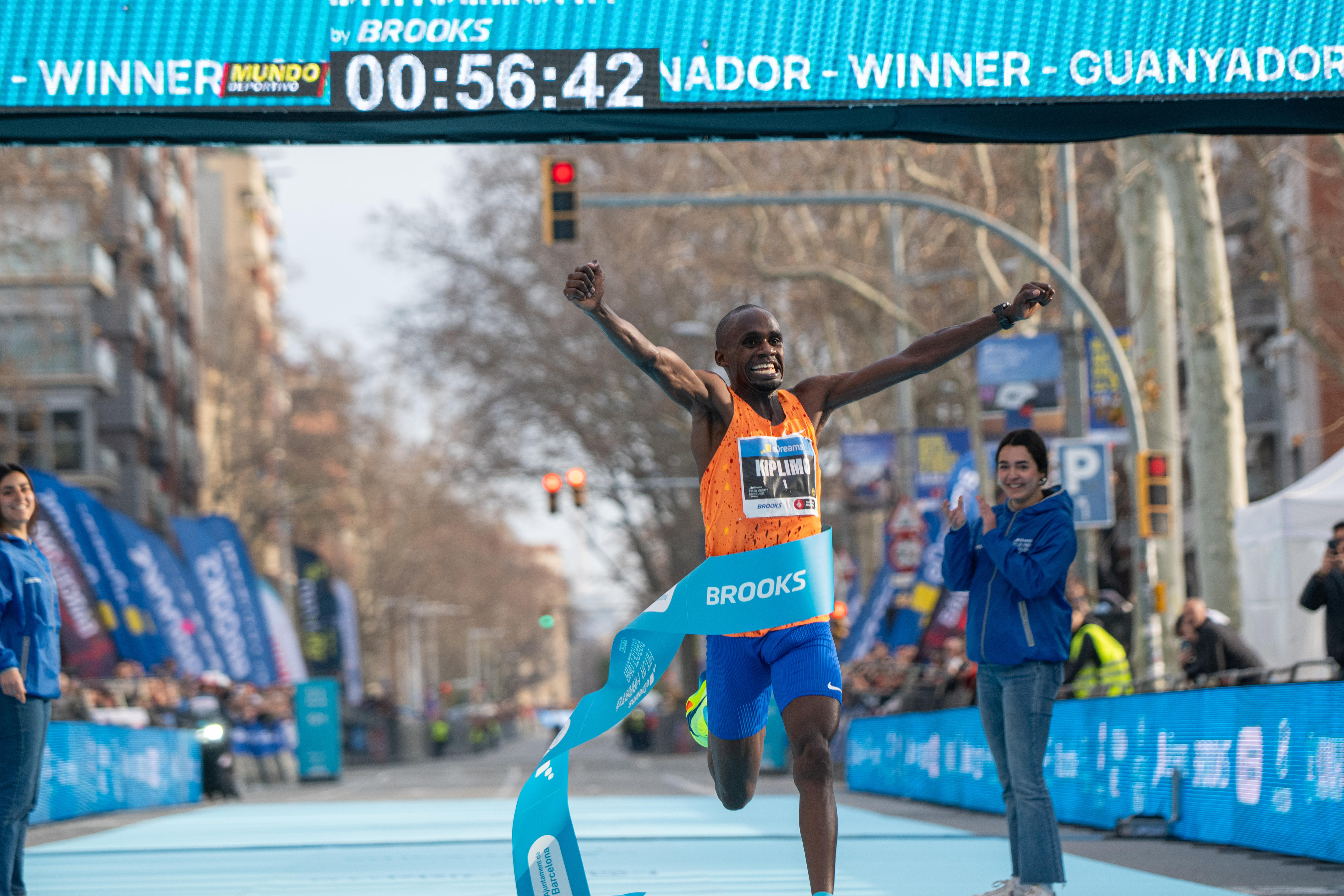 Jacob Kiplimo smashes half marathon world record at Barcelona - ABC News