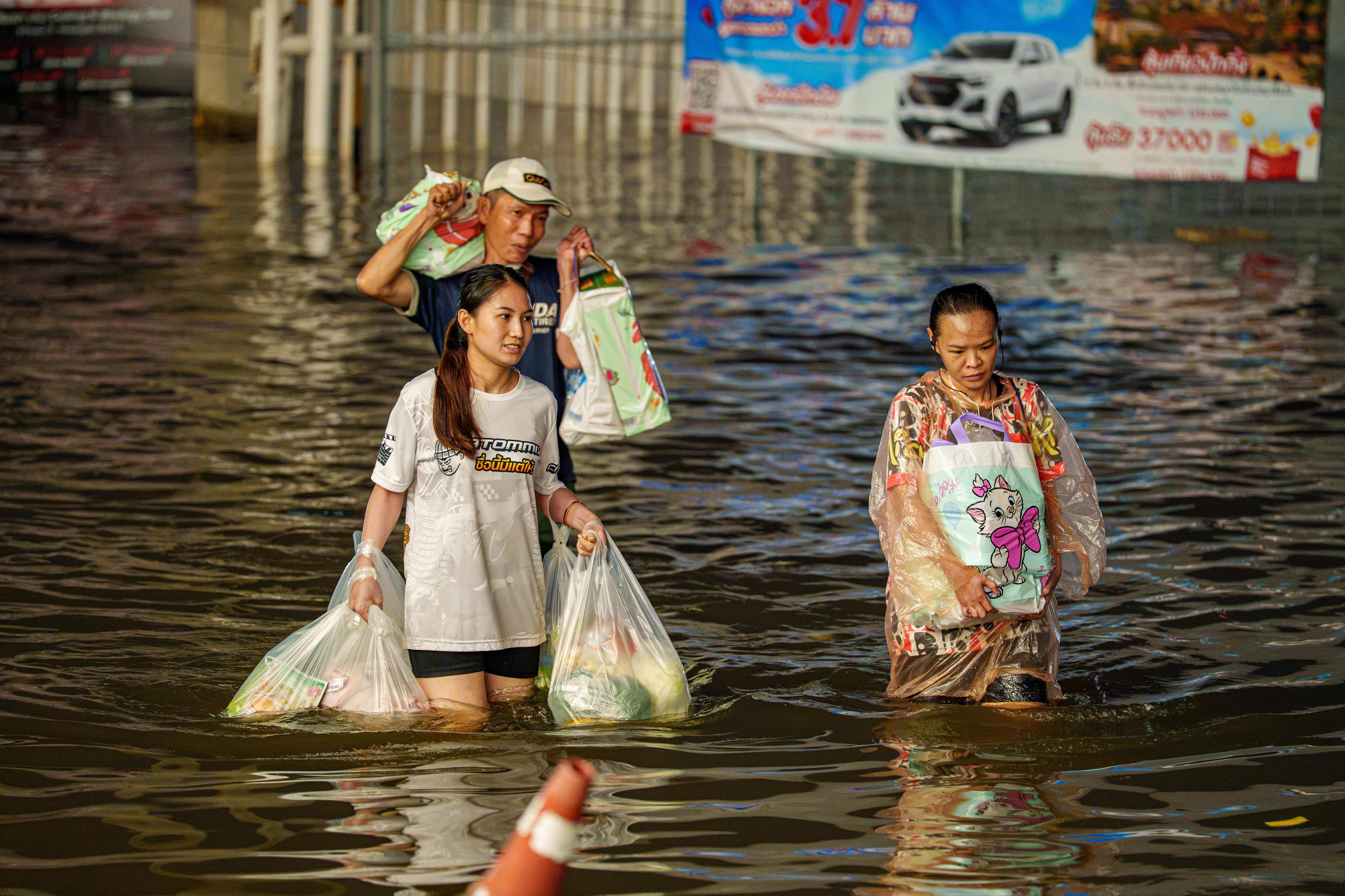 Bangkok locals rally to help each other as flood wreaks havoc - ABC News & Headlines – Australian Broadcasting Corporation