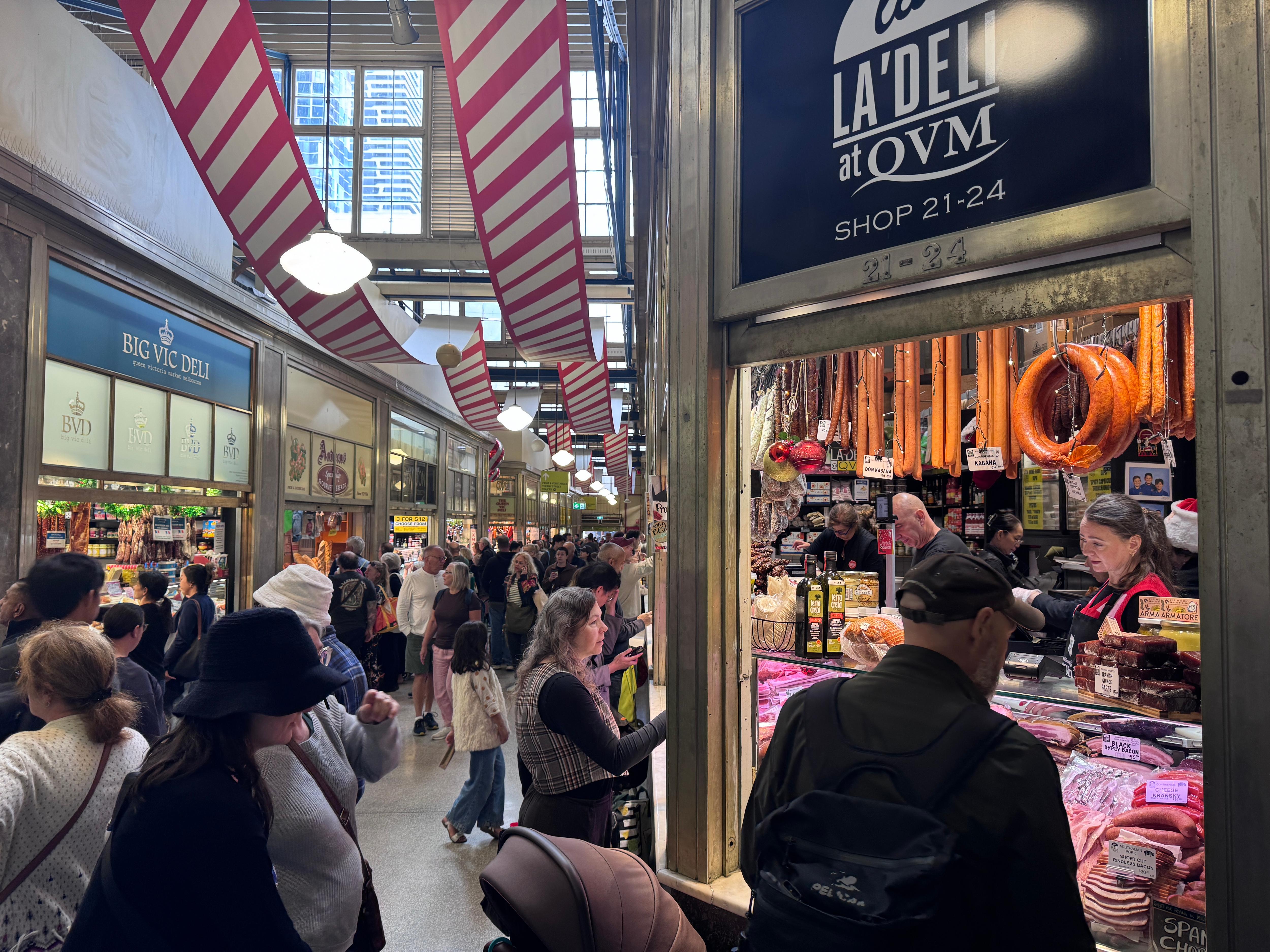 Compradores num mercado interno.