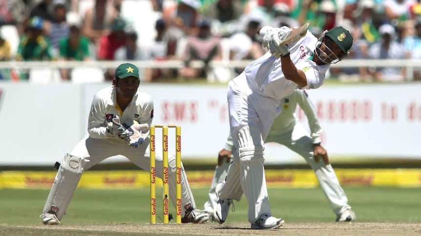 Lower order rescue ... South Africa's Robin Peterson scored a crucial 84 to keep the second Test in the balance.