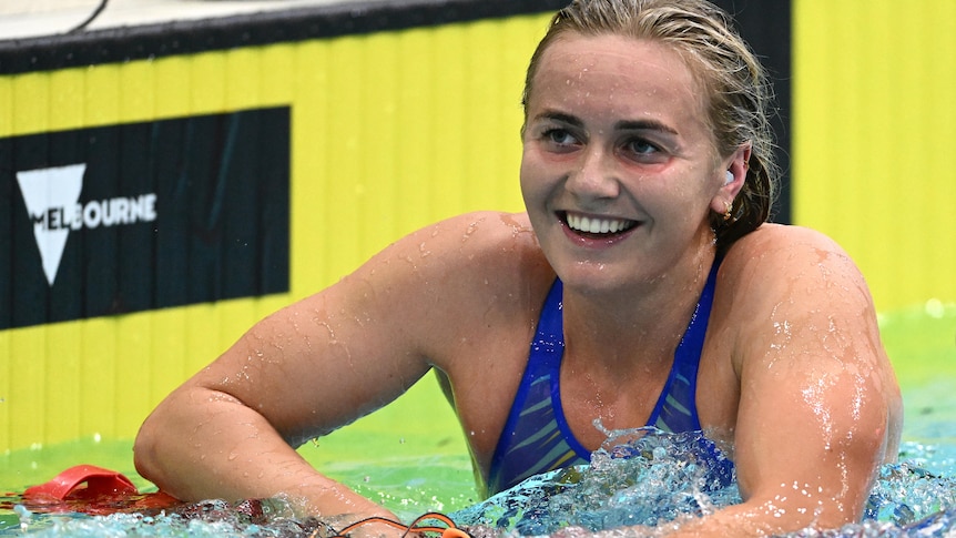 Ariane Titmus nage l’outsider après avoir abandonné le record du monde du 400 mètres