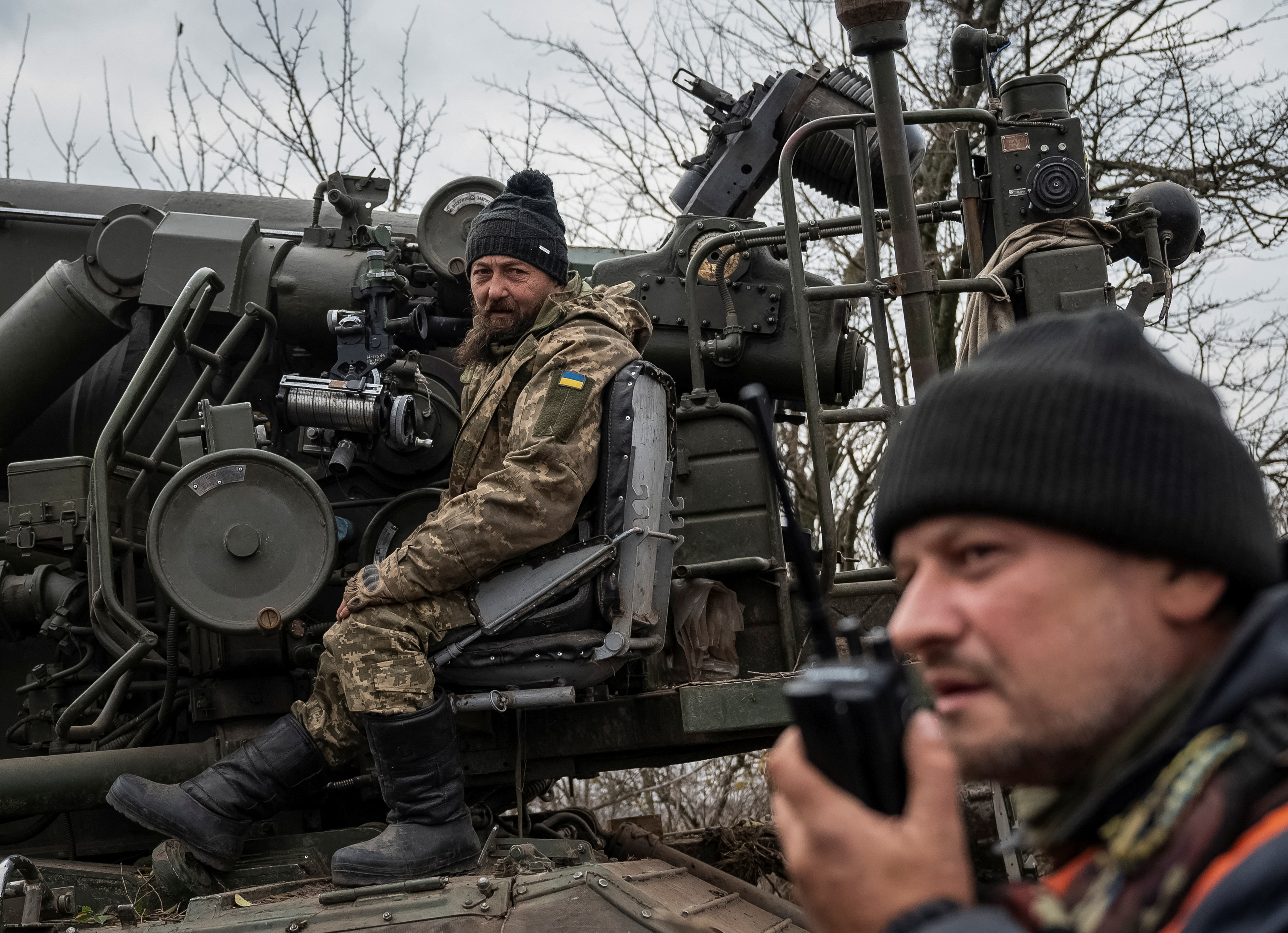 乌克兰士兵坐在车里。