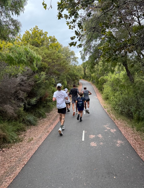 Un plano general de cinco personas corriendo.
