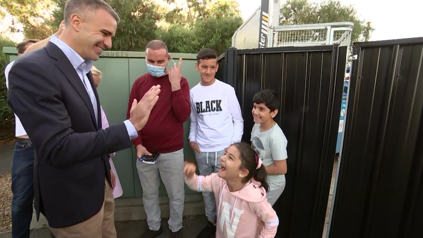 Syrian refugee Rateb Alkhalil and his family meet with Peter Malinauskas.