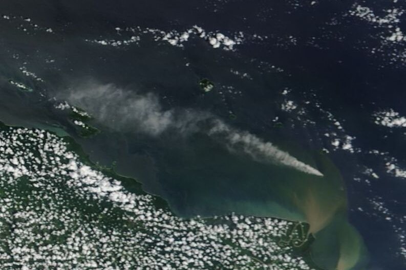 Satellite view of the area around Kadovar Island. The smoke plume is visible and stretches far to the northwest of the island.