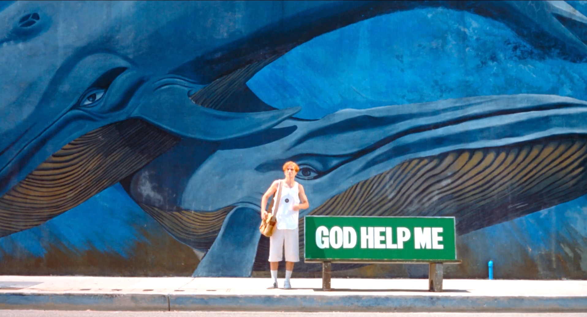 Um homem está ao lado de uma placa de banco que diz 