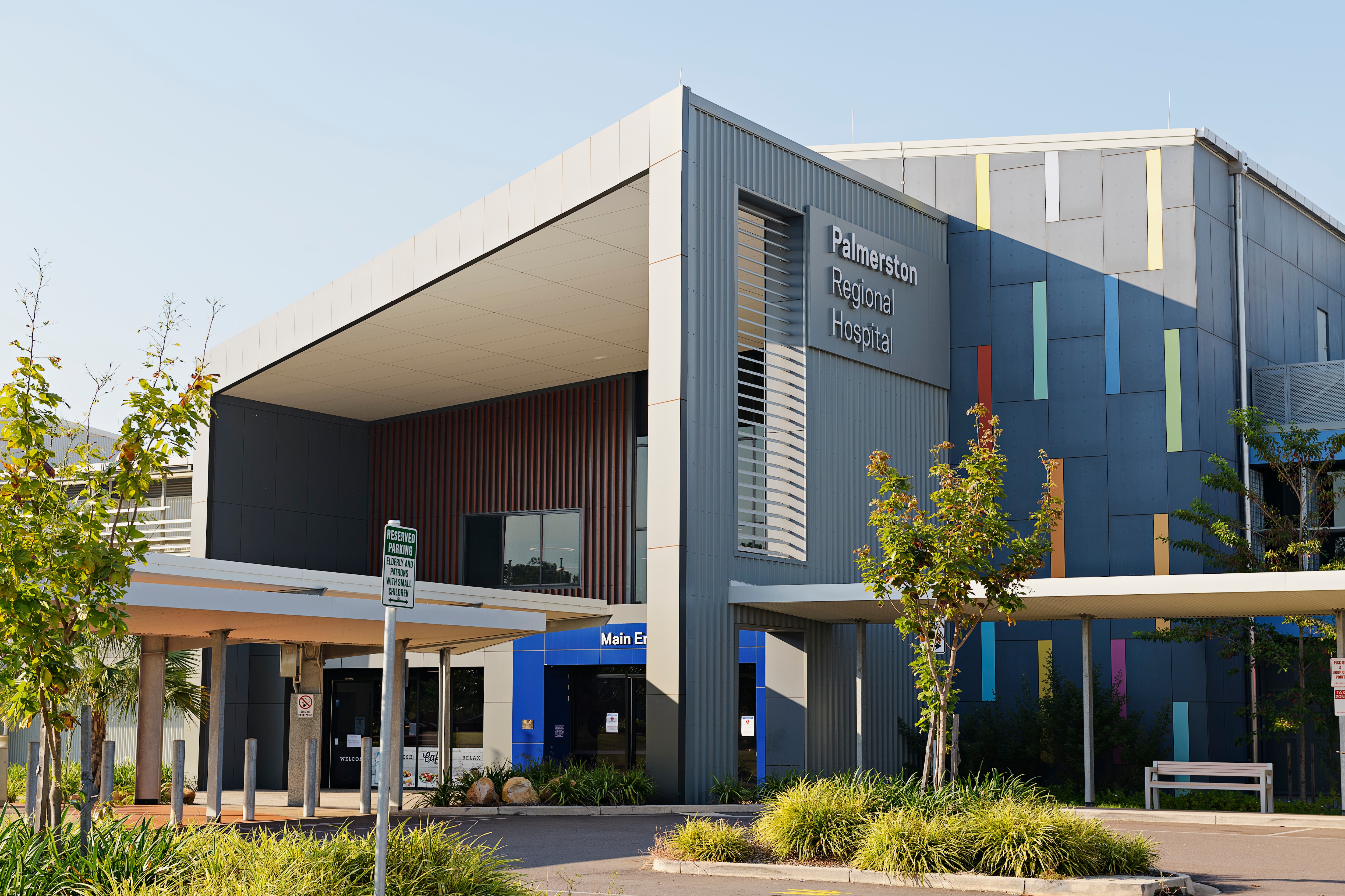 El exterior de un edificio grande y multicolor con la etiqueta: Palmerston Regional Hospital.
