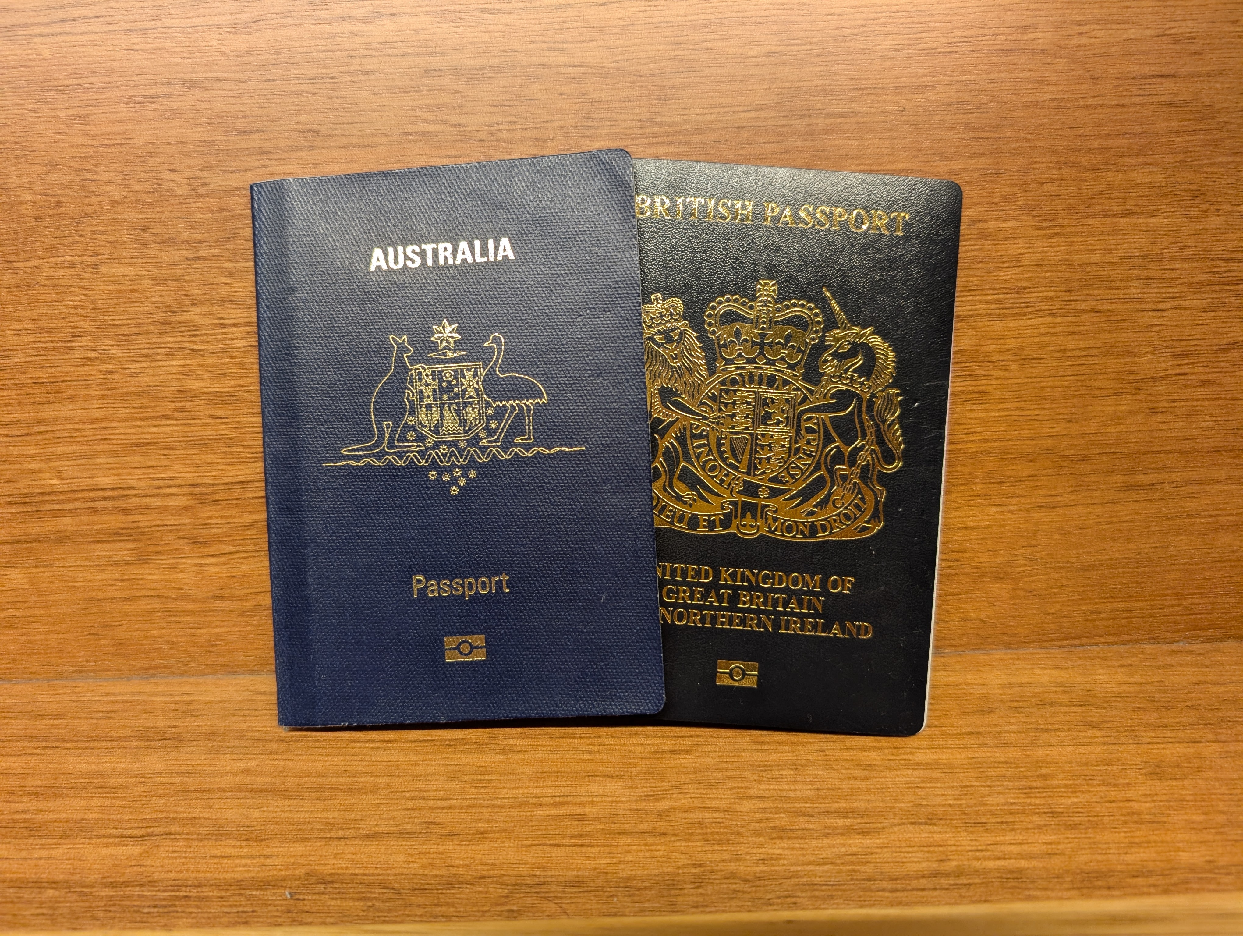 Dos pases uno al lado del otro 