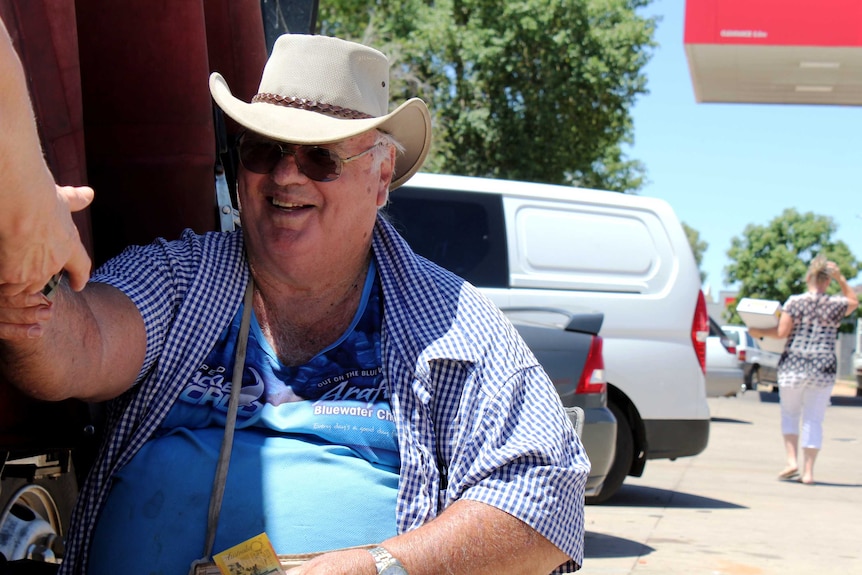 A close shot of Central Australian mango grower John Crayford selling mangoes in Alice Springs