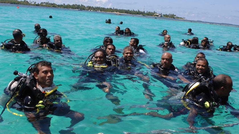 Maldives cabinet meets underwater