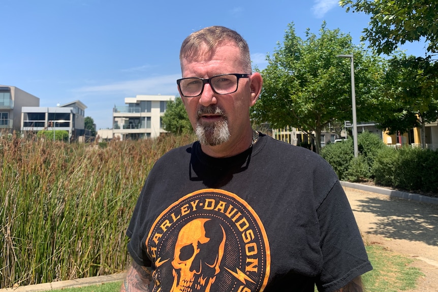 a man wearing glasses wearing a t-shirt that says "harley davidson"
