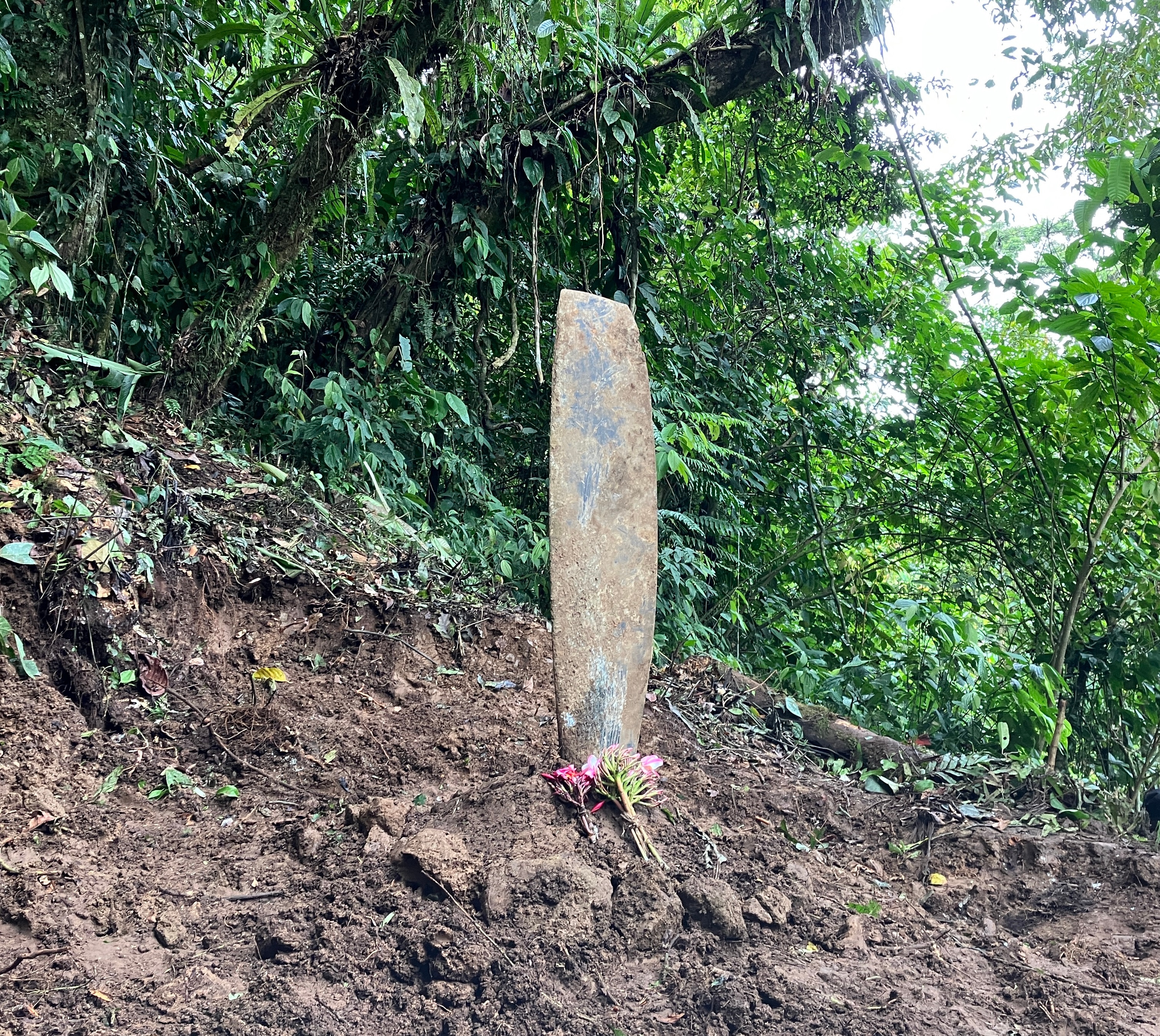 Uma hélice de Beaufort A9-211 erguida em um monte de terra