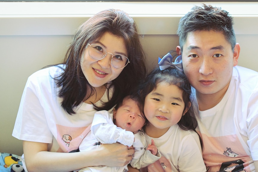 Un couple pose avec ses deux jeunes enfants