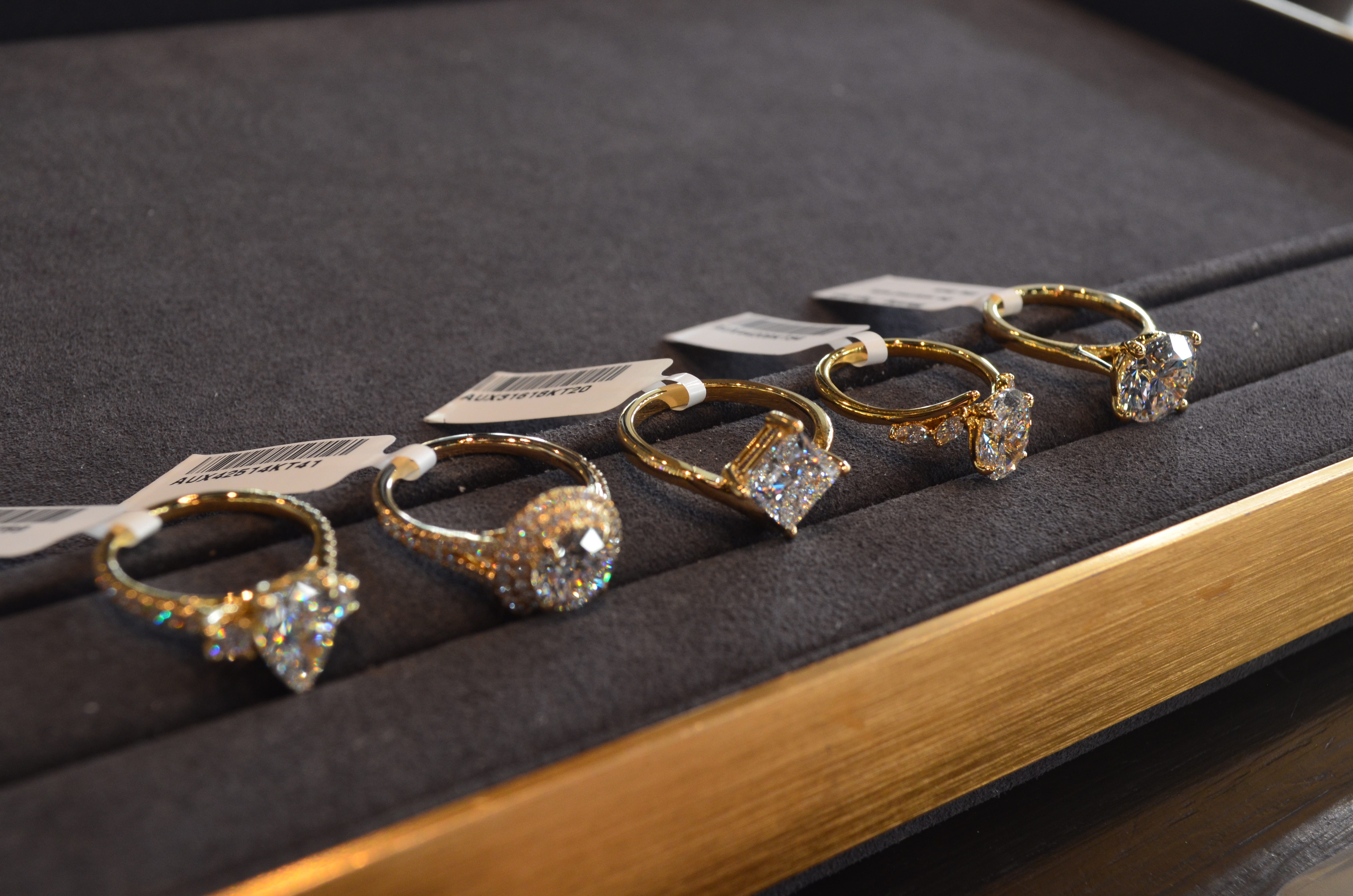 Anéis de diamante cultivados em laboratório em uma bandeja de exibição