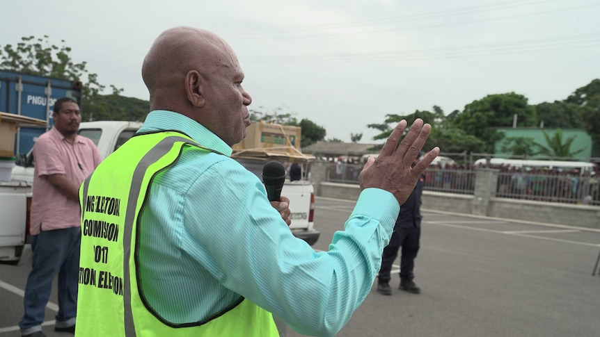 PNG election manager Alwin Jimmy addressing the crowd outside the Port Moresby netball centre