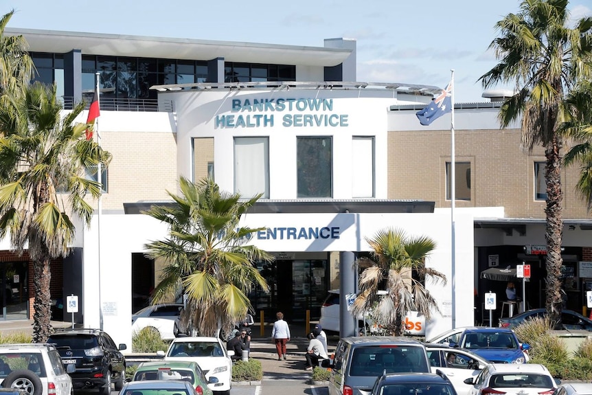 Une entrée de bâtiment avec les mots Bankstown Health Service ci-dessus