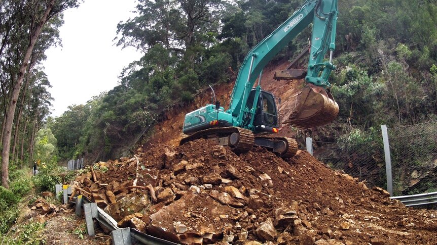 Kings Highway rockslide cleanup Monday, machine cleans up rockslide - April 23, 2012
