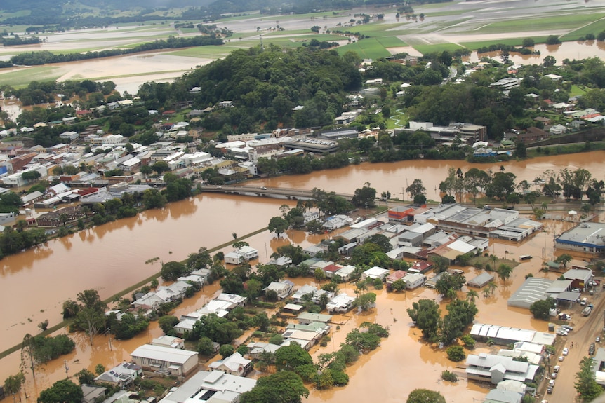 Brown water from the Tweed River floods hundreds of homes in Murwillumbah