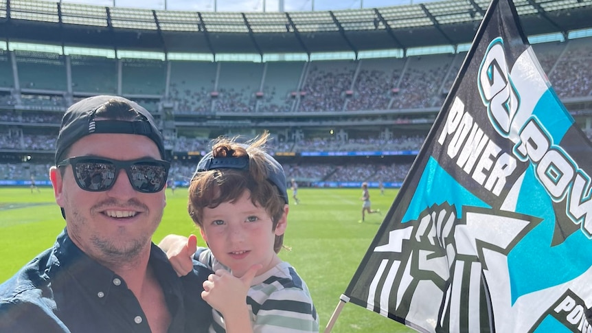 L’ancien joueur de l’AFL, Tom Rockliff, dit que lui et son fils ont été crachés par les fans de Carlton après la défaite de Port Adelaide