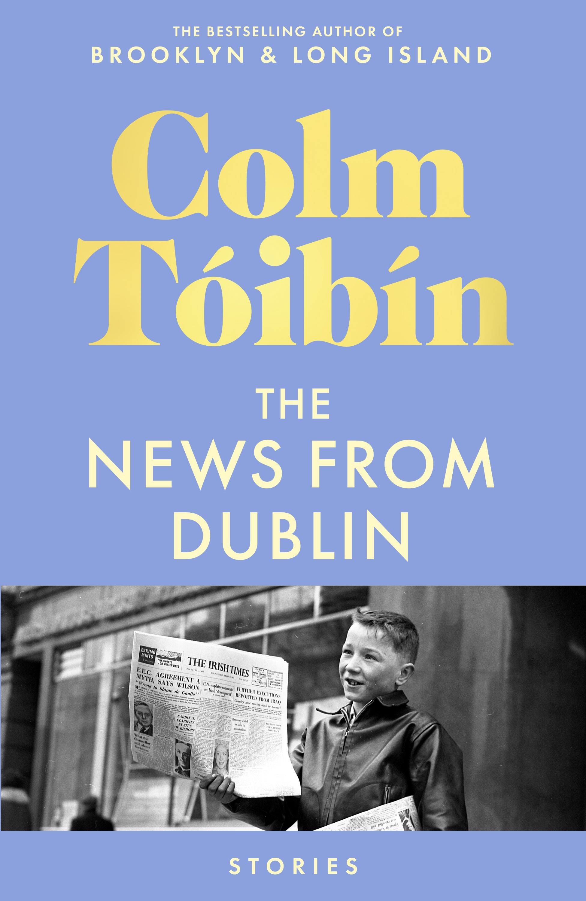 Εξώφυλλο του The News from Dublin από τον Colm Toibin, που δείχνει κείμενο σε λιλά φόντο και μια ασπρόμαυρη εικόνα ενός αγοριού εφημερίδων