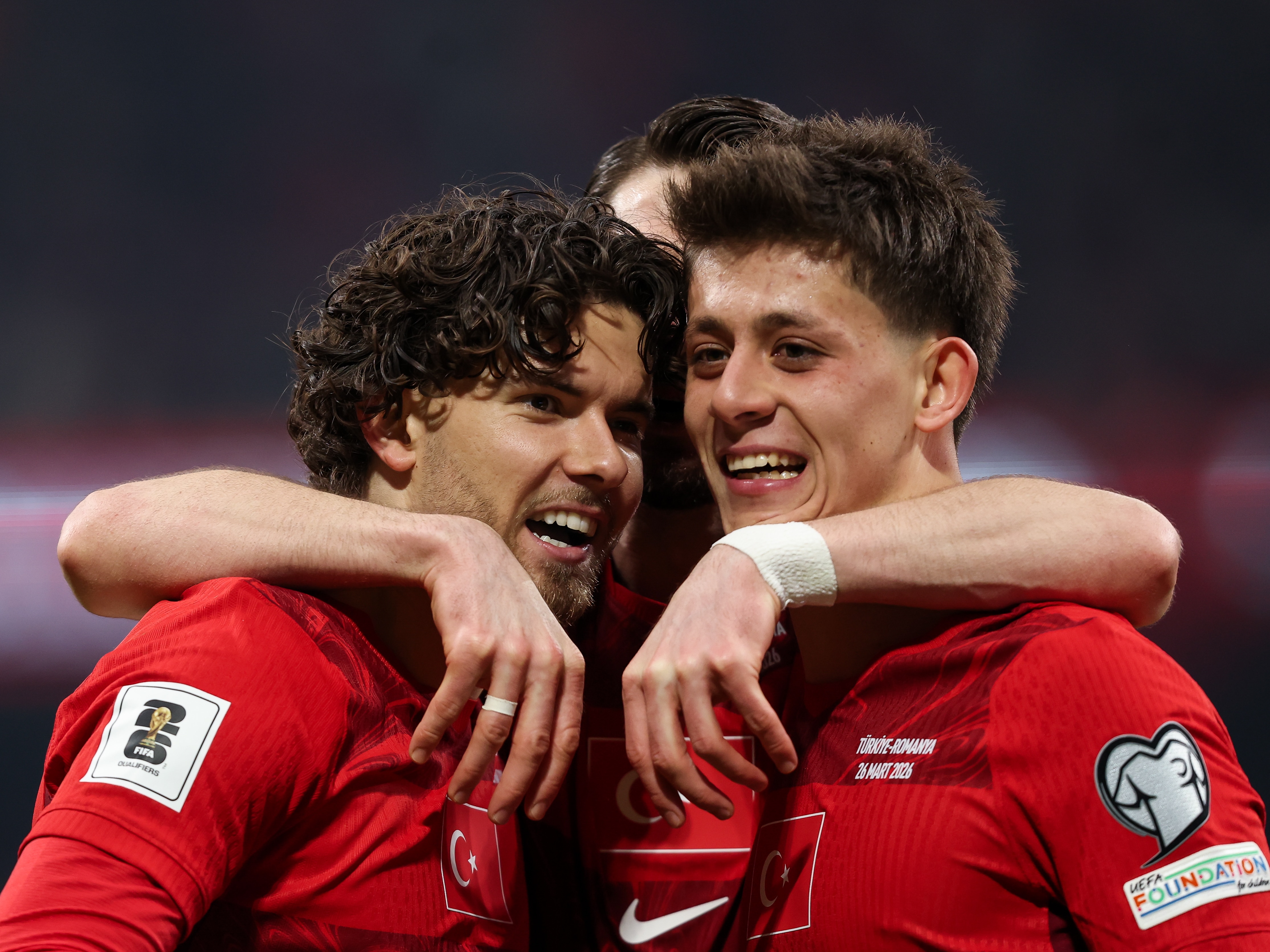 Jogadores de futebol turcos comemoram um gol