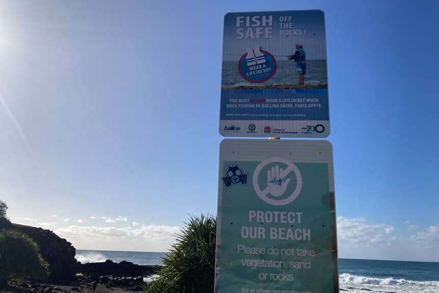 sign near beach saying "Wear a Lifejacket"