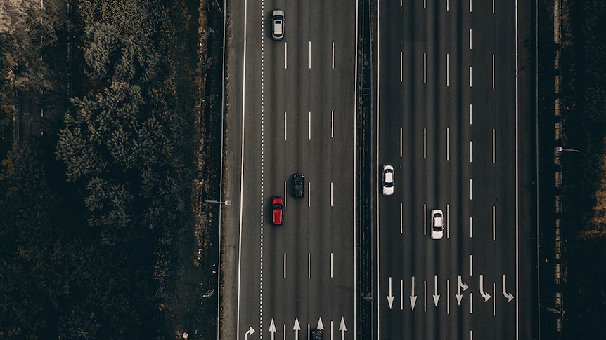 高速道路の車。