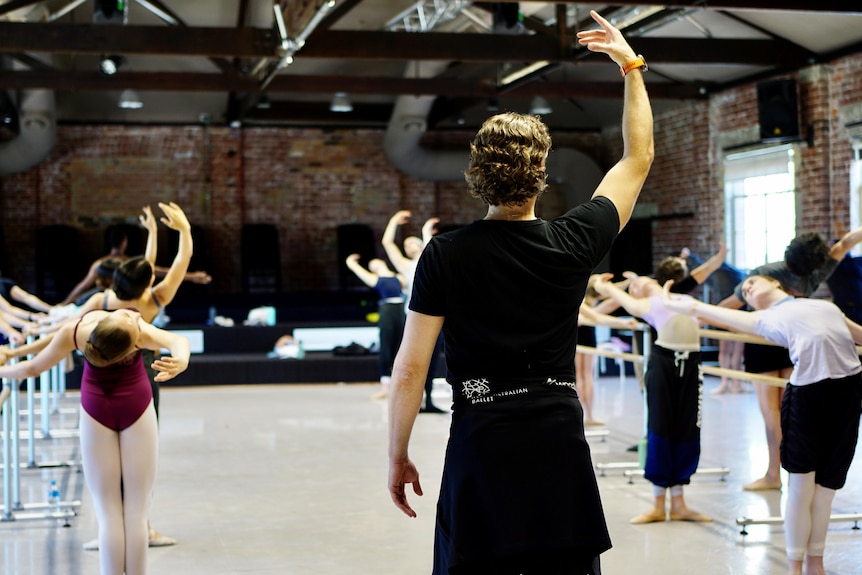 Aurelien Scannella teaching a class with his back to the camera