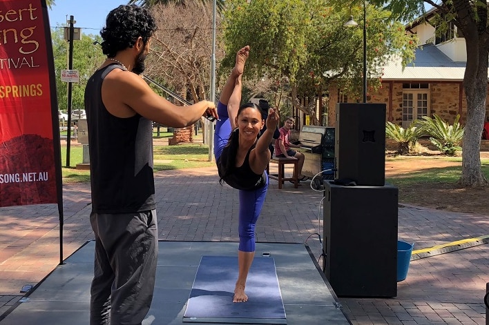 Yoga vibracional en vivo en Todd Mall