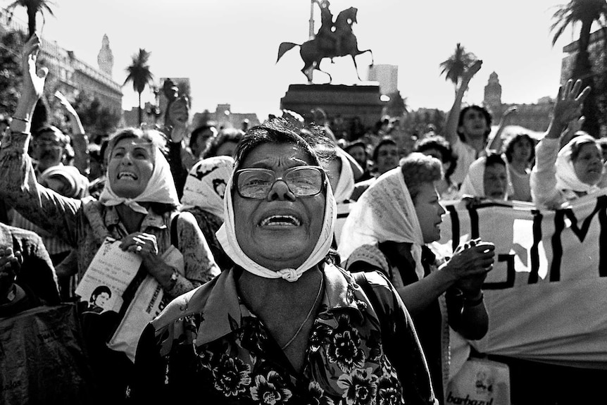 Black and white image of Madres de Plaza de Mayo protesting in 1982.