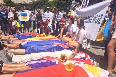 Protesters remember victims of MH17 plane disaster at the G20