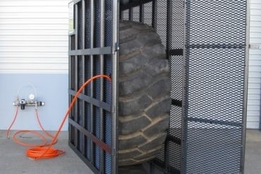 Safety cage for inflating large tyres.